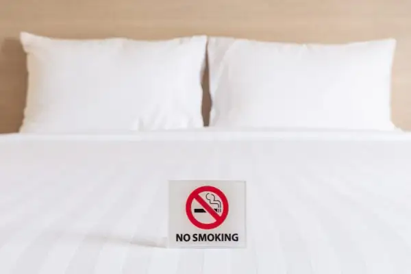 Czy można palić na balkonie w hotelu? Zasady i konsekwencje palenia